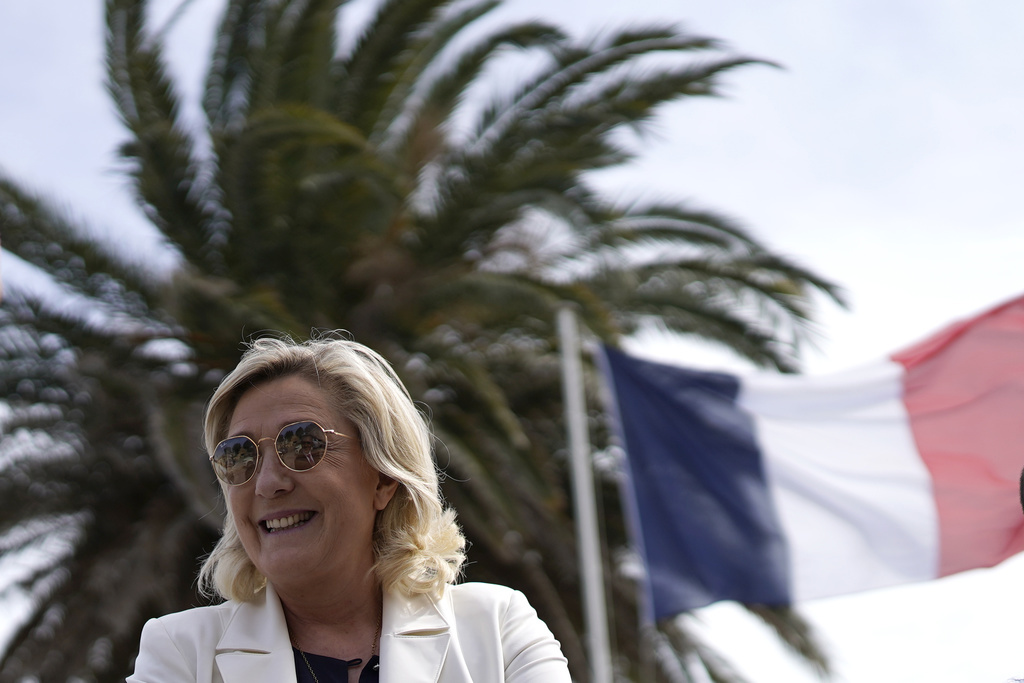 La dirigeante d'extrême droite Marine le Pen visitait hier jeudi une école de plongée à Fréjus.