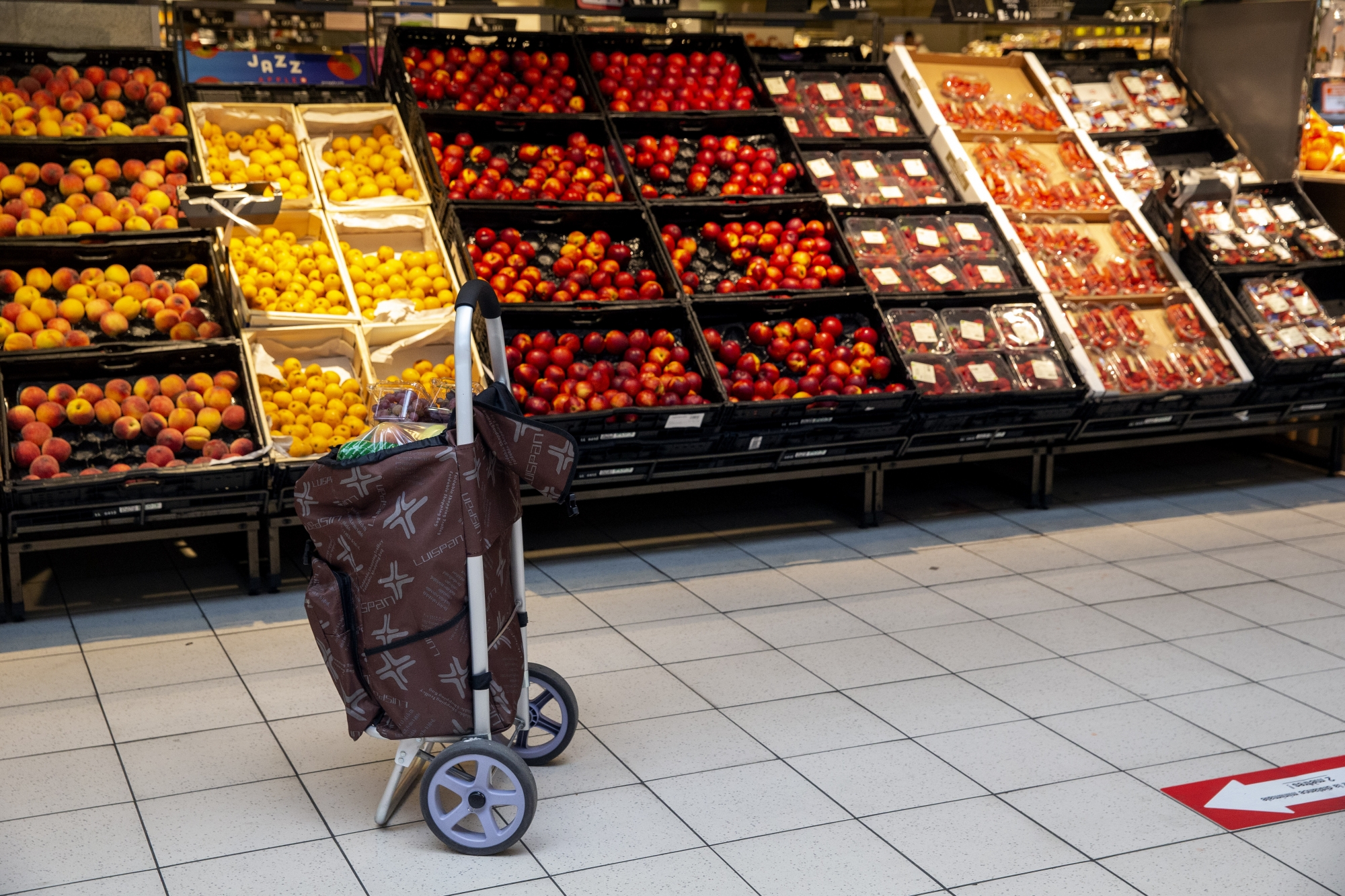 Une signalisation au sol est mise en place dans le supermarche Migros du centre commercial de Migros Balexert afin de canaliser les clients pour respecter les regles l'office federale de la sante publique (OFSP) en raison du risque de propagation du COVID-19, lors de l'etat d'urgence en Suisse en raison du coronavirus COVID-19, ce mardi 5 mai 2020 a Geneve. (KEYSTONE/Salvatore Di Nolfi)