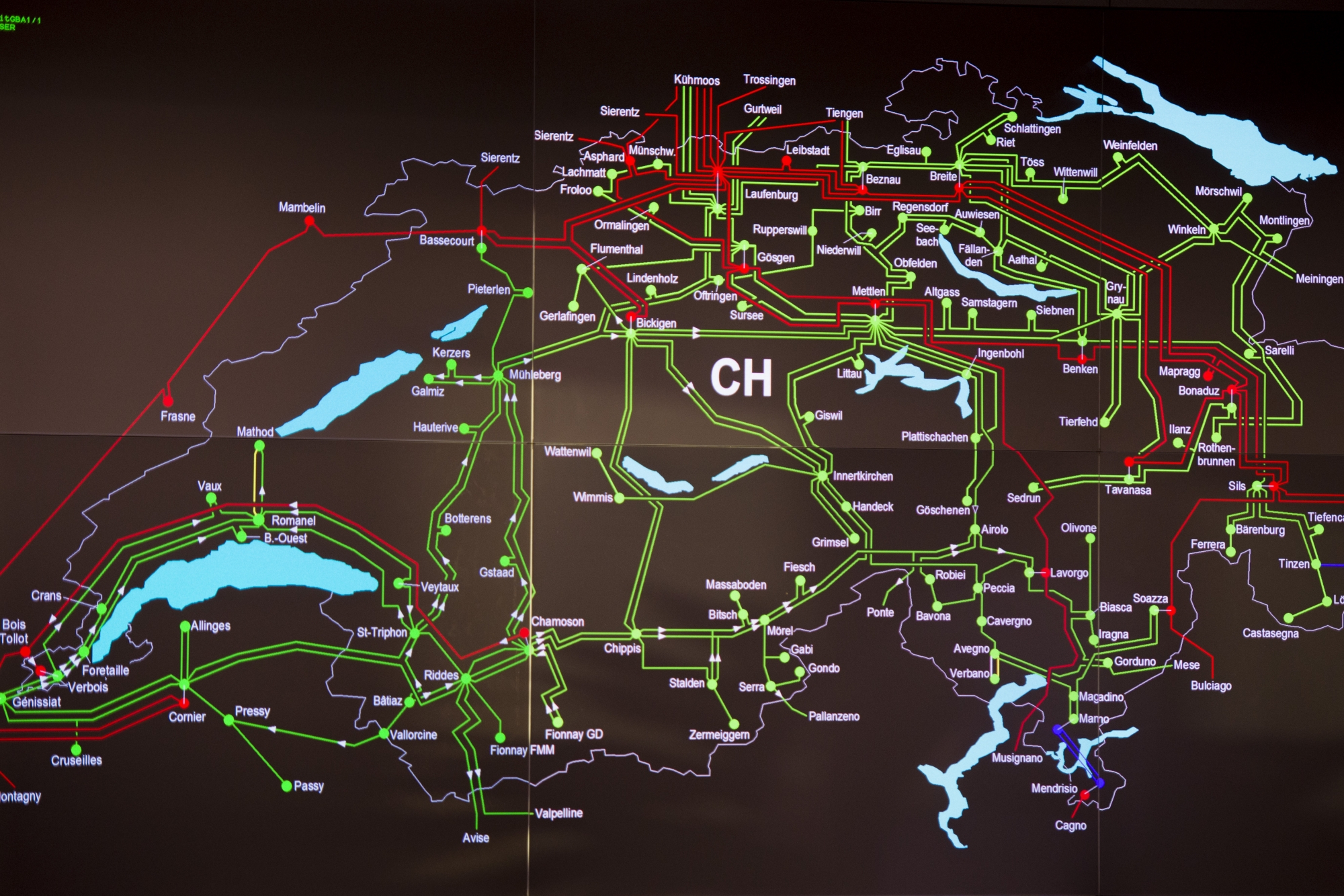 Un plan du reseau Suisse de l'electricite est pris en photo lors de l'inauguration du centre de conduite de Swissgrid Control 2 ce lundi 9 fevrier 2015 a Prilly. (KEYSTONE/Maxime Schmid)