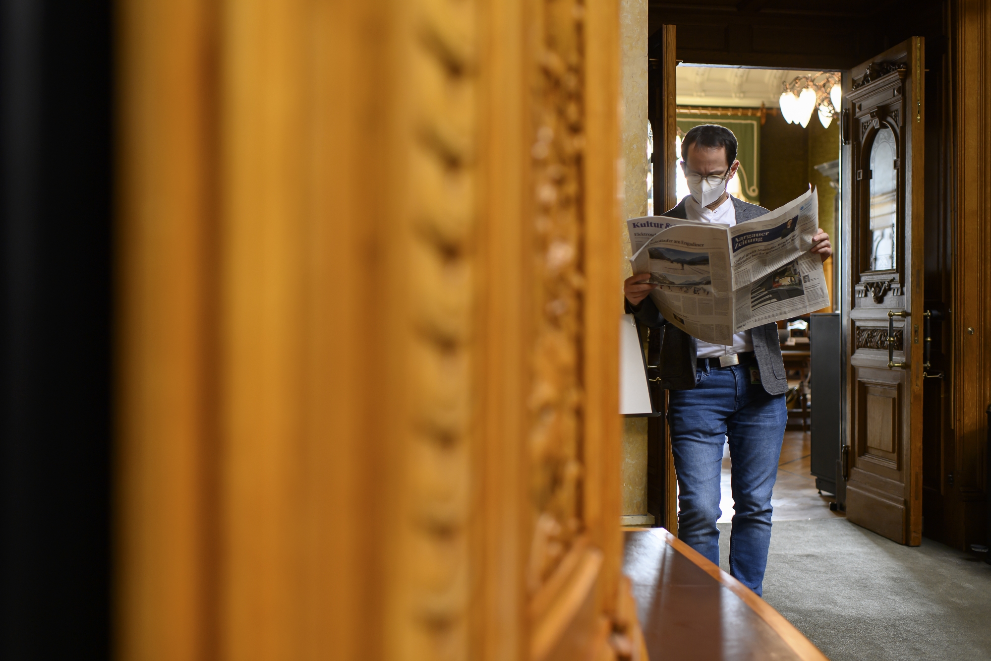 Balthasar Glaettli, GP-ZH, liest die Aargauer Zeitung waehrend der Fruehlingssession der Eidgenoessischen Raete, am Mittwoch, 10. Maerz 2021 im Nationalrat in Bern. (KEYSTONE/Anthony Anex)