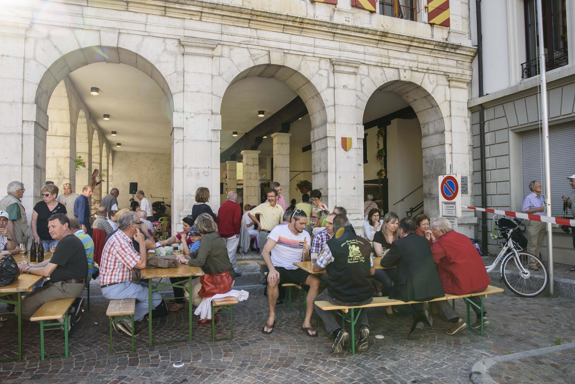 Aubonn'Apéros rassemble les Aubonnois sur la place du marché certains vendredis de l'été. 