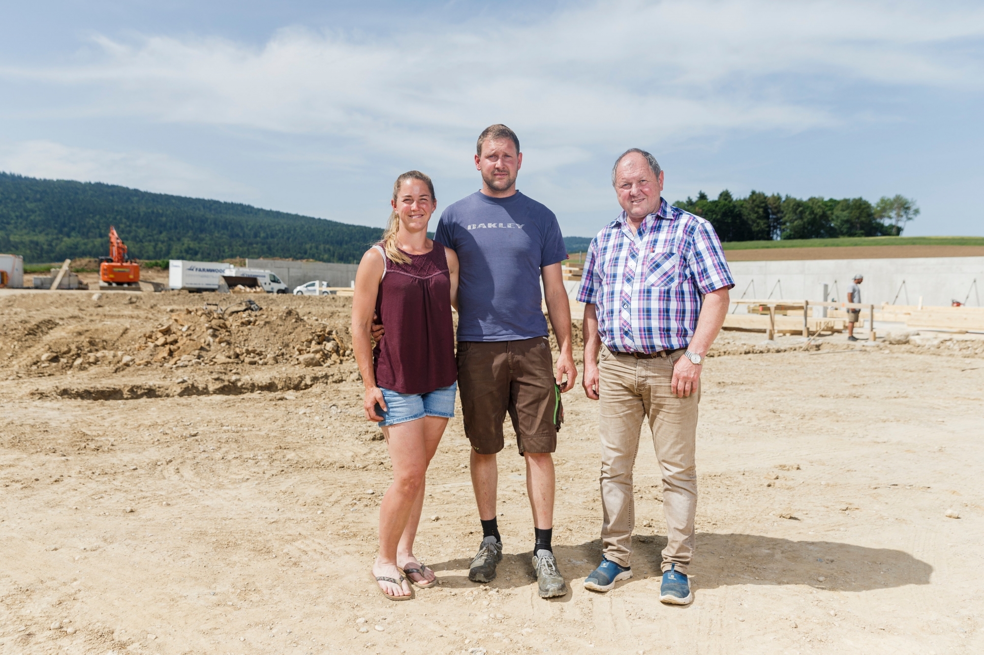 La construction de l'installation de biogaz avance à grands pas. Sur le chantier (de g. à dr.), Céline Schaller, Cédric Germain et Philippe Germain.