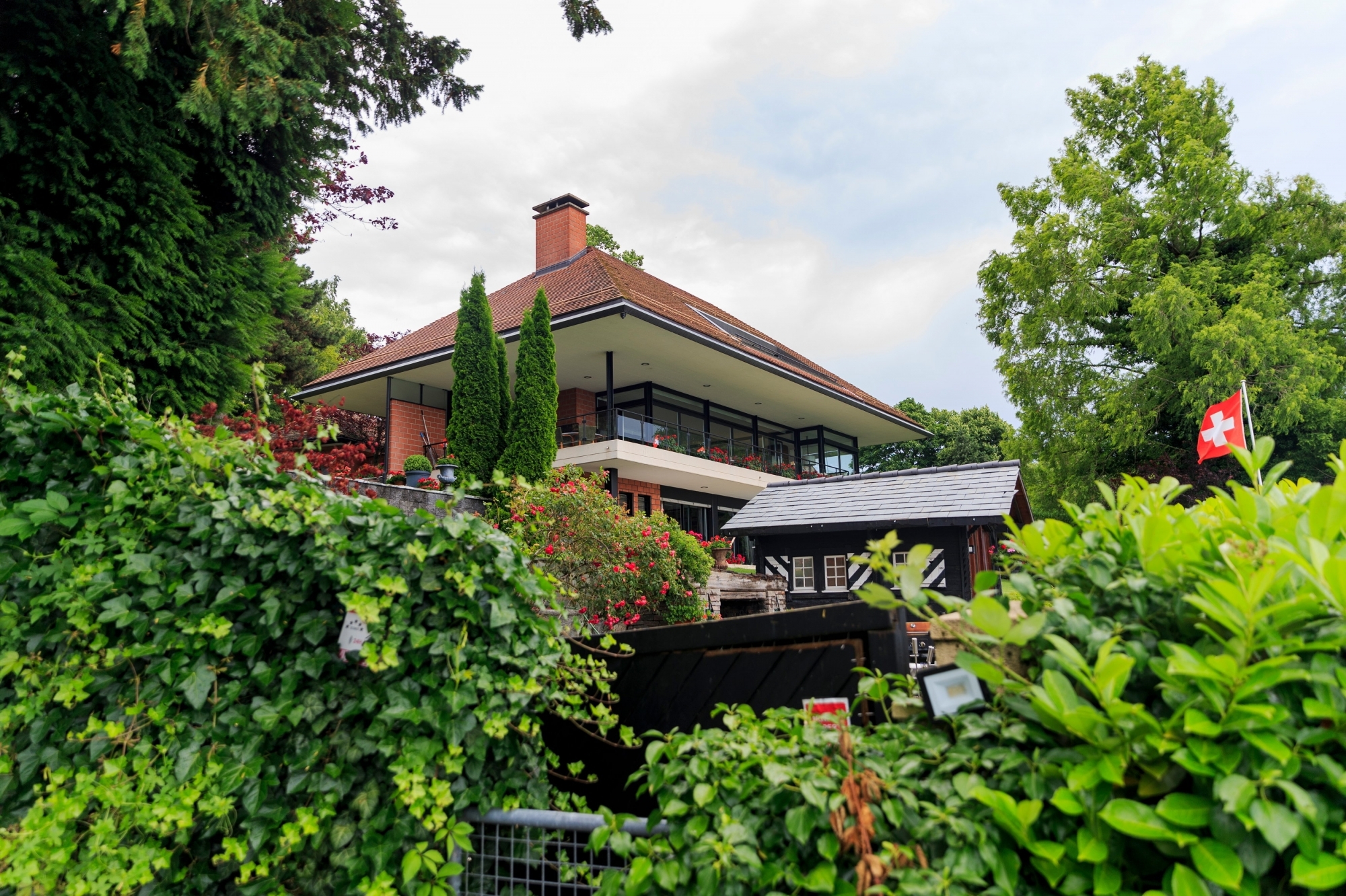 La villa se situe sur une parcelle de 1330 m2. Elle comprend quatre chambres, trois salles de bain et deux places d'amarrage.