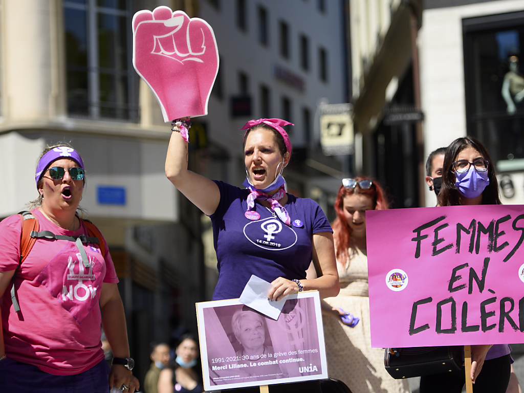 Les femmes ont arboré les couleurs du mouvement féministe pour crier leur indignation face à la décision du Parlement fédéral de hausser l'âge de la retraite des femmes à 65 ans.