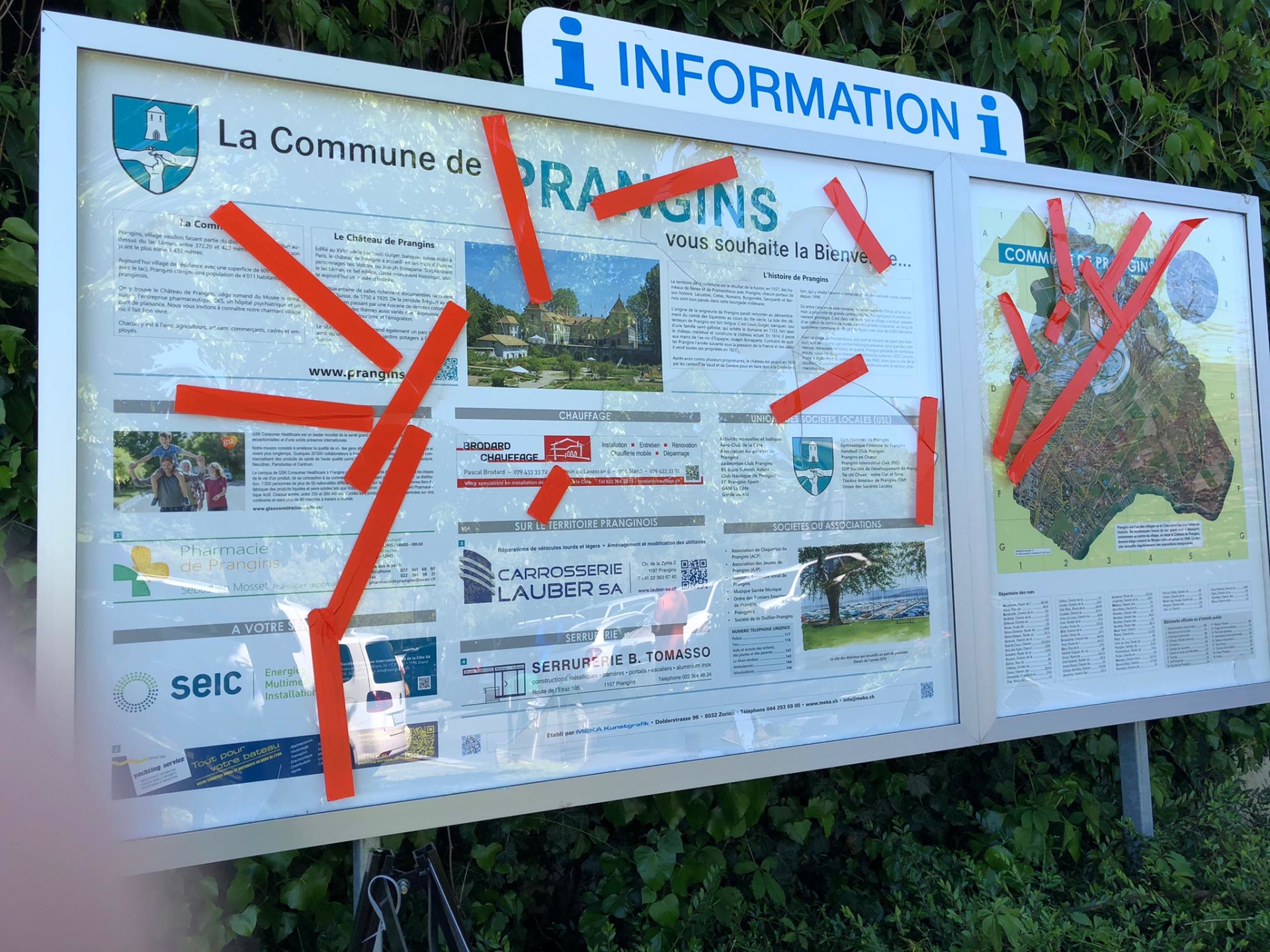 Les panneaux d'information avaient été brisés par des pavés.