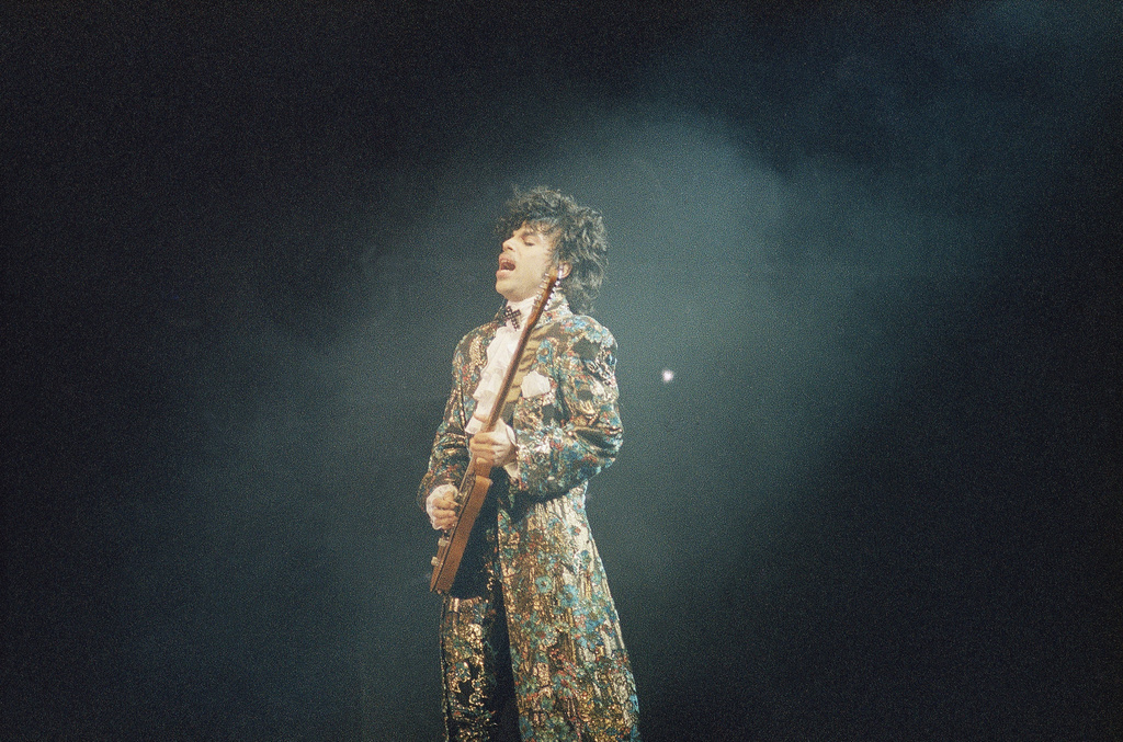 Dans cet album qui sort le 30 juillet, Prince "s'attaque directement à la condition de l'Amérique", explique Morris Hayes, qui a longtemps été son claviériste et son directeur musical.
