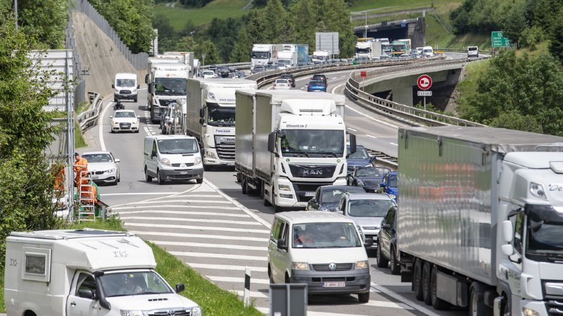 Il fallait compter une heure et 40 minutes d'attente devant l'entrée nord du tunnel. (illustration)