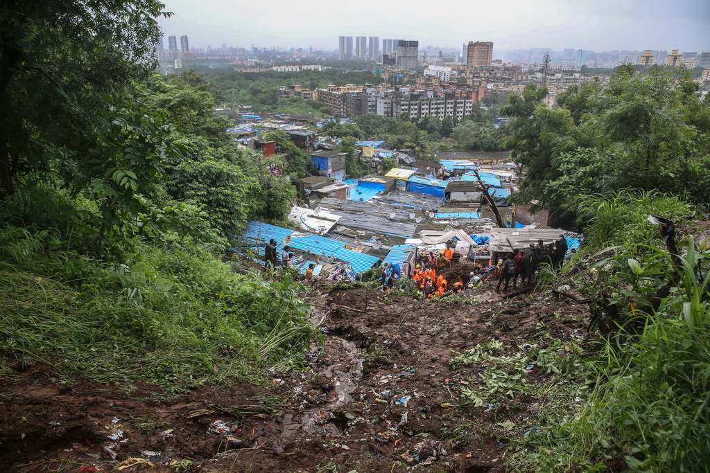 A Chembur, un arbre déraciné est tombé sur un mur qui a enseveli plusieurs habitations et 21 corps ont été récupérés dans les décombres, a annoncé la Force de réponse aux catastrophes naturelles (NDRF).