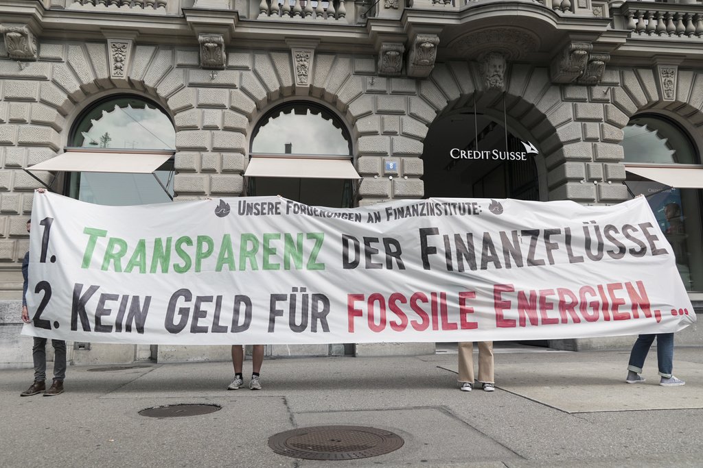 Les activistes pour le climat ont remis leurs revendications lundi à Credit Suisse sur la Paradeplatz à Zurich. 