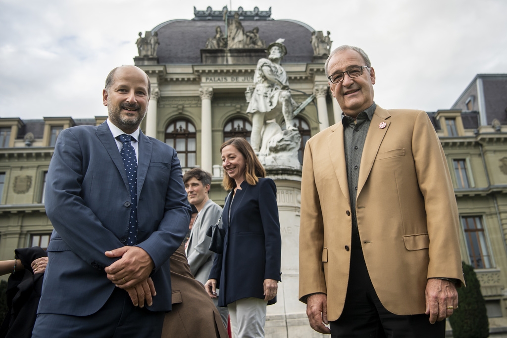 Guy Parmelin (droite) pose avec le syndic de Lausanne Gregoire Junod (gauche), lors de la fête nationale sur l'Esplanade de Montbenon, dans le cadre du festival Riposte à Lausanne.