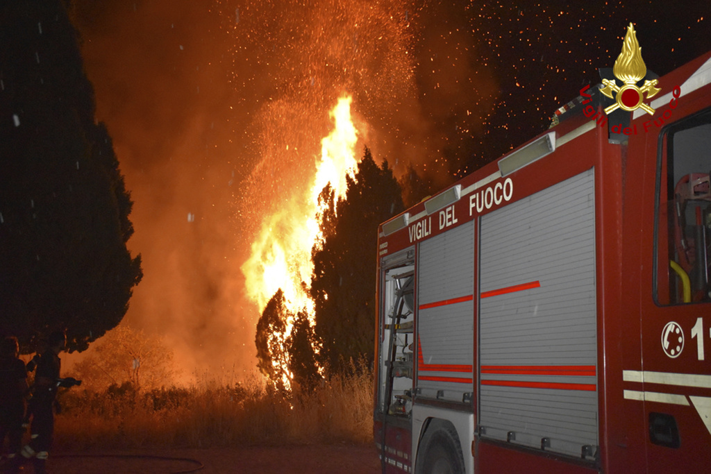 Les pompiers italiens ont effectués de nombreuses interventions la nuit dernière, comme ici près de Palerme, en Sicile.