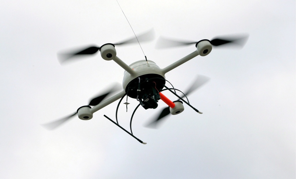 Le groupe a été capable de miniaturiser leur appareil au point de le rendre assez petit et léger pour être fixé sur un drone (illustration).