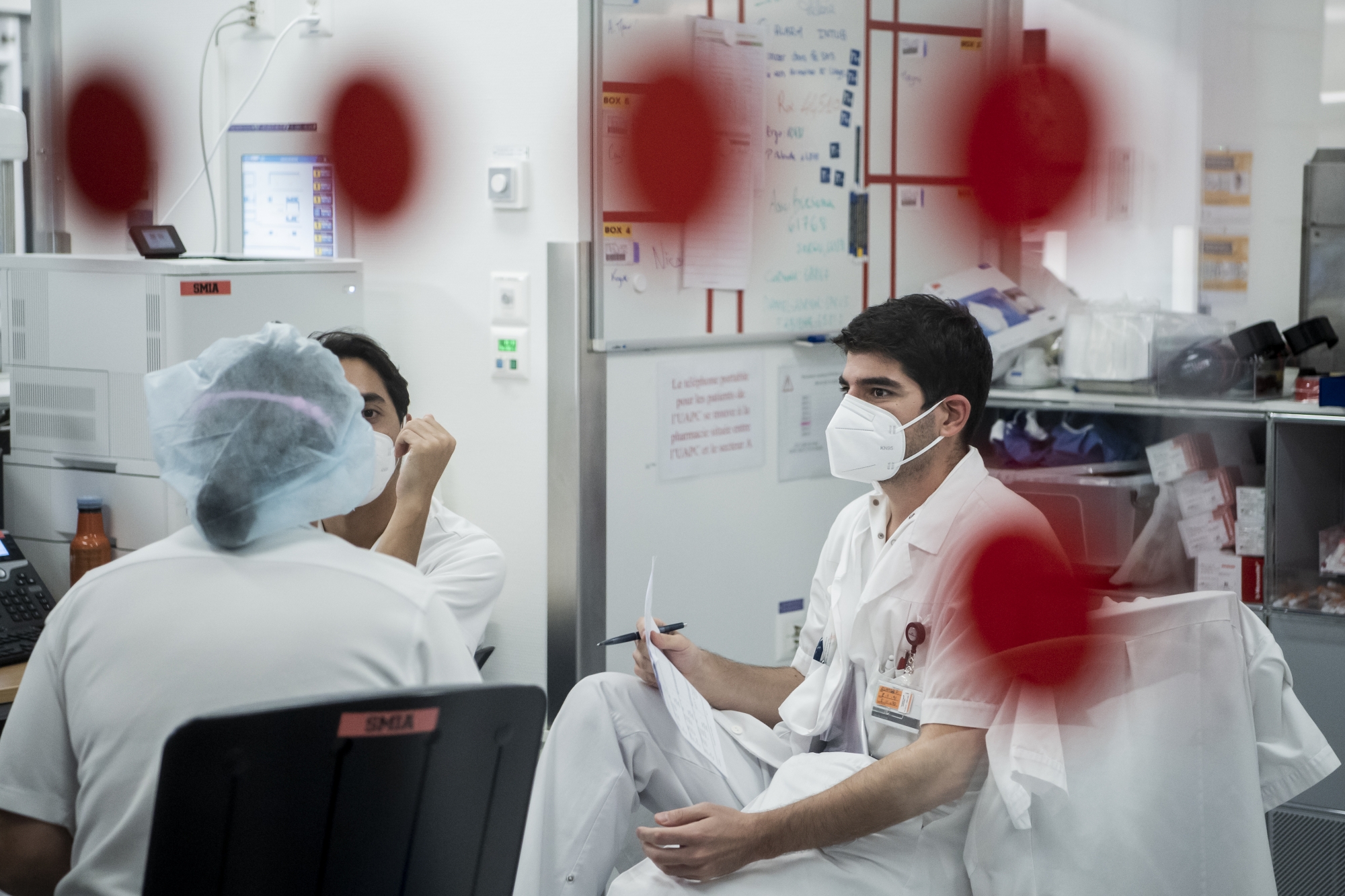Medical worker attend a meeting in the intensive care unit at the the University Hospital (CHUV) during the coronavirus disease (COVID-19) outbreak in Lausanne, Switzerland, Friday, November 6, 2020. The number of Covid-19 hospitalisations and capacity continues to be a major concern in Switzerland. (KEYSTONE/Jean-Christophe Bott) Le personnel soignant en discussion pendant une reunion dans l'unite des soins intensifs du Centre Hospitalier Universitaire Vaudois, CHUV, lors de la crise du Coronavirus (Covid-19) le vendredi 6 novembre 2020 a Lausanne. (KEYSTONE/Jean-Christophe Bott)
