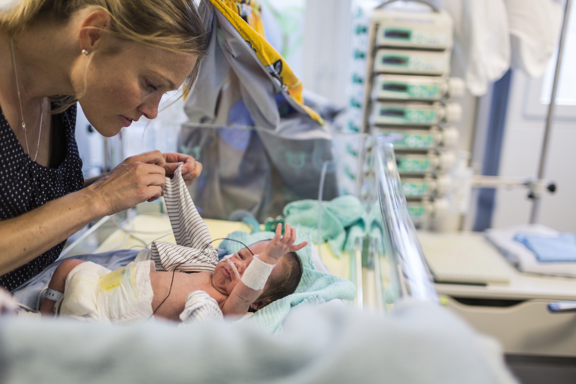 A mother takes her premature baby's clothes off, pictured on August 15, 2013, at the neonatology intensive care ward of Zurich's University Hospital in Zurich, Switzerland. (KEYSTONE/Gaetan Bally)

Eine Mutter zieht ihrem Baby ein Kleidungsstueck aus, aufgenommen am 15. August 2013 auf der Neonatologie Intensivstation des Universitaetsspitals Zuerich. (KEYSTONE/Gaetan Bally)