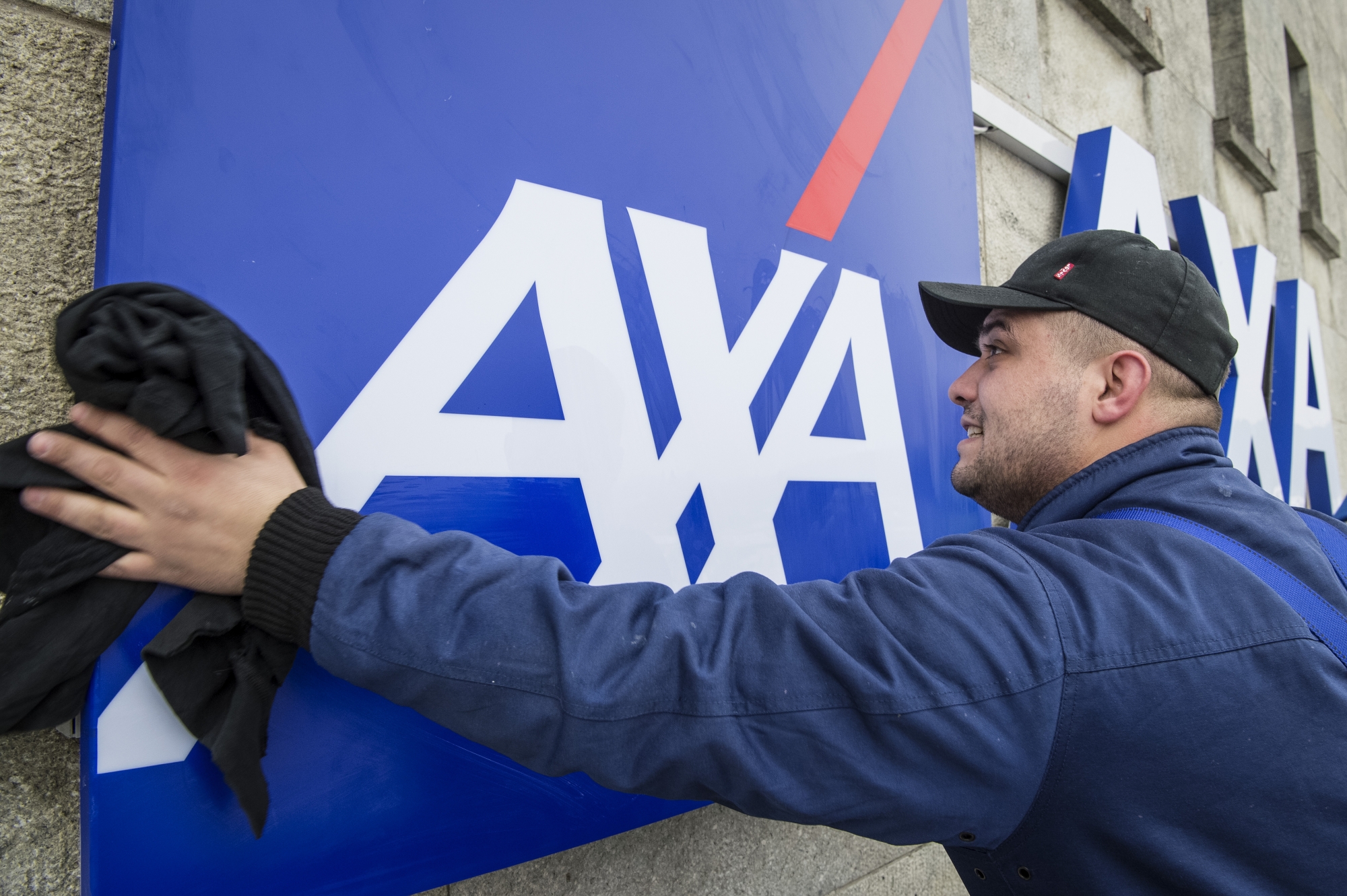 Die AXA-Versicherung montiert ihr neues Logo AXA, der Zusatz "Winterthur" wird abmontiert, beim AXA-Hauptgebaeude in Winterthur, am Donnerstag, 1. Maerz 2018. Die AXA Winterthur hat heute den Logowechsel am Hauptsitz in Winterthur vollzogen und heisst damit ab sofort auch in der Schweiz offiziell AXA. (KEYSTONE/Melanie Duchene)