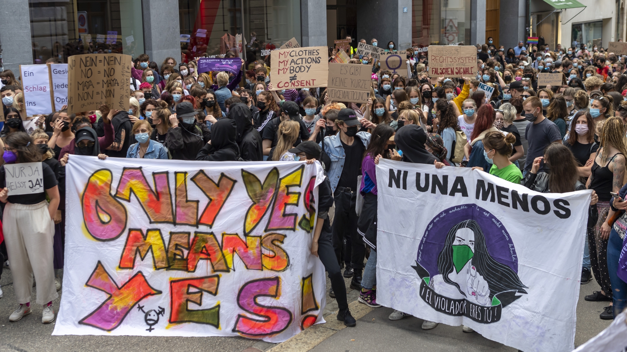 Vor dem Appellationsgericht findet eine Demonstration fuer ein Vergewaltigungsopfer statt, in Basel, am Sonntag, 8. August 2021. Nach dem strafmildernden Urteil in einem Vergewaltigungsfall wurde dazu aufgerufen, gegen das Urteil zu demonstrieren. (KEYSTONE/Georgios Kefalas)