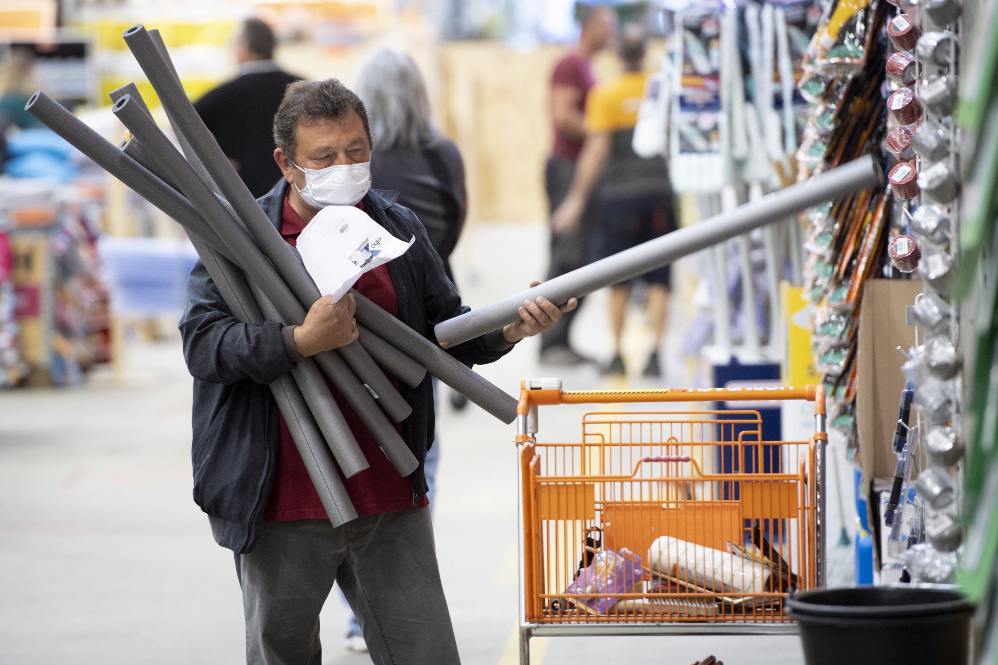 Customers wearing protective face mask make purchases on the first day of the reopening of the DIY-store offering home improvement and do-it-yourself goods Hornbach during the state of emergency of the coronavirus disease (COVID-19) outbreak, in Villeneuve, Switzerland, Monday, April 27, 2020. From today, Do it yourself, DIY, stores and garden centres in Switzerland will be allowed to reopen. Countries around the world are taking increased measures to stem the widespread of the SARS-CoV-2 coronavirus which causes the Covid-19 disease. (KEYSTONE/Laurent Gillieron)