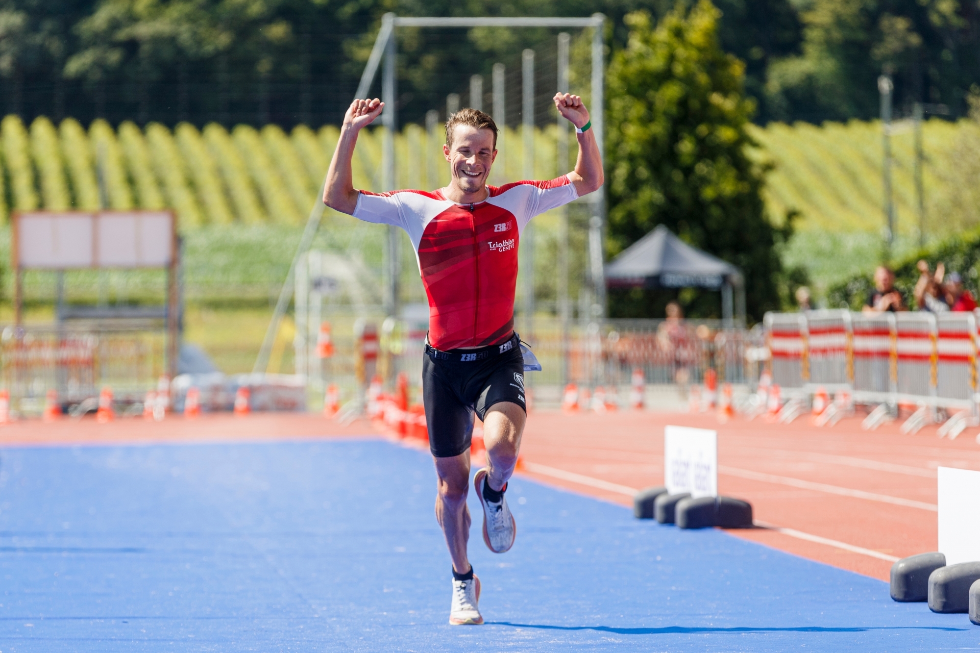 Sacré champion suisse dimanche, le Genevois Thomas Huwiler a établi un nouveau record de l’épreuve en 2 heures, 3 minutes et 22 secondes.