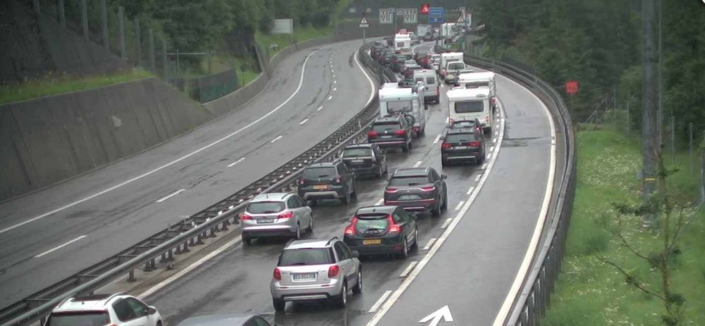 Le bouchon au portail nord s'étend sur environ 11 kilomètres.