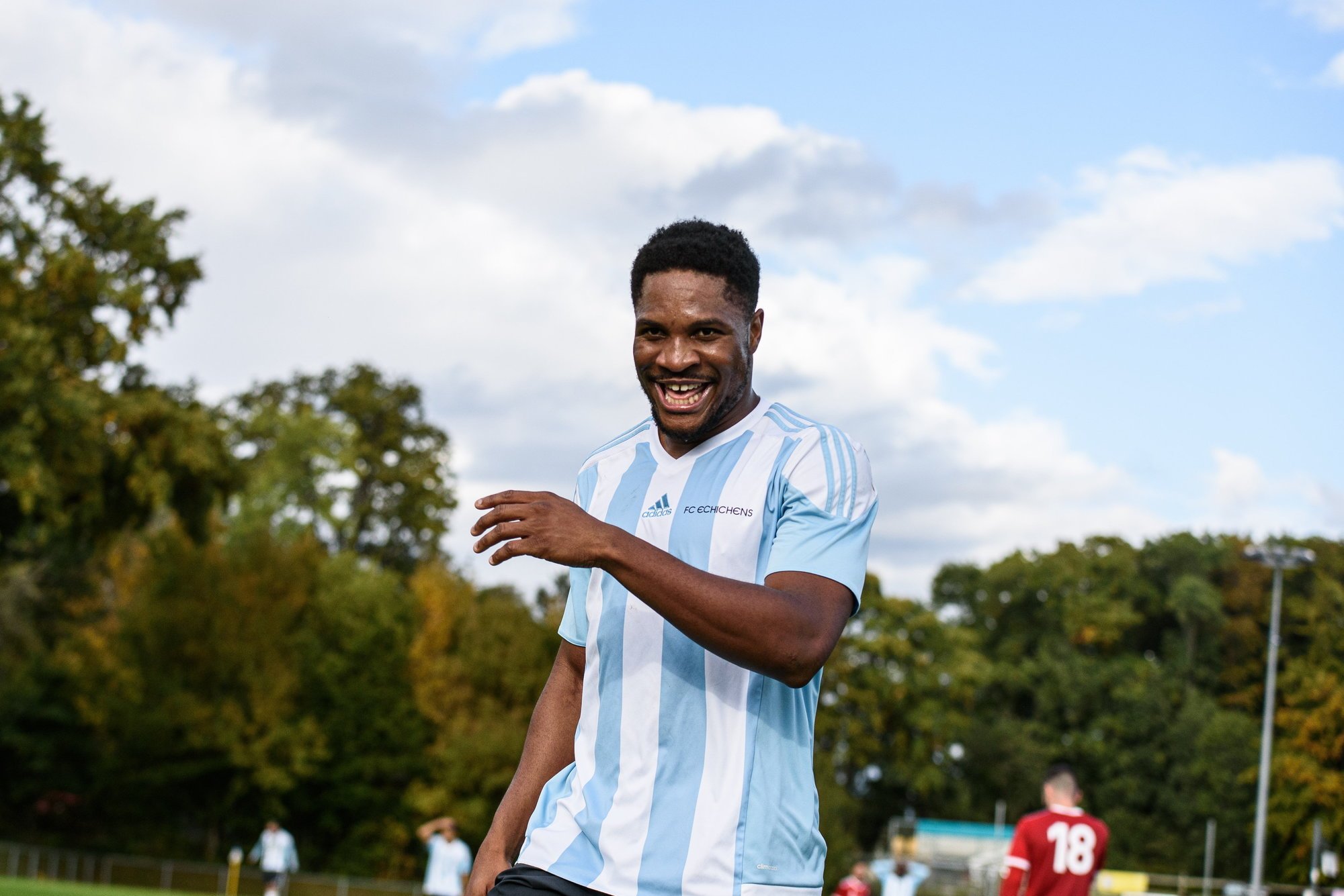 Le puissant attaquant Xavier Tshiboko peut avoir le sourire. Le tirage au sort a réservé du lourd au FC Echichens.