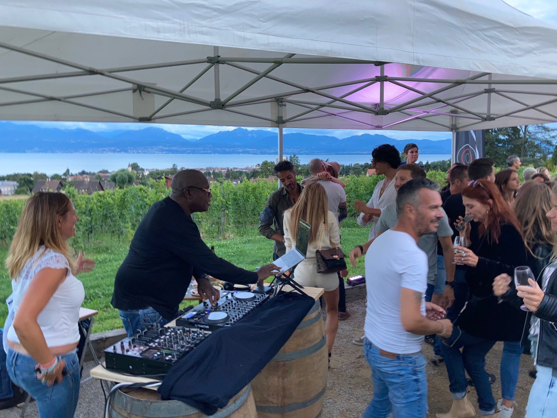 La semaine dernière au-dessus de Morges, le DJ pionnier de la house music en Suisse romande, Mister Mike a fait danser au milieu des vignes à l’invitation d’un vigneron.