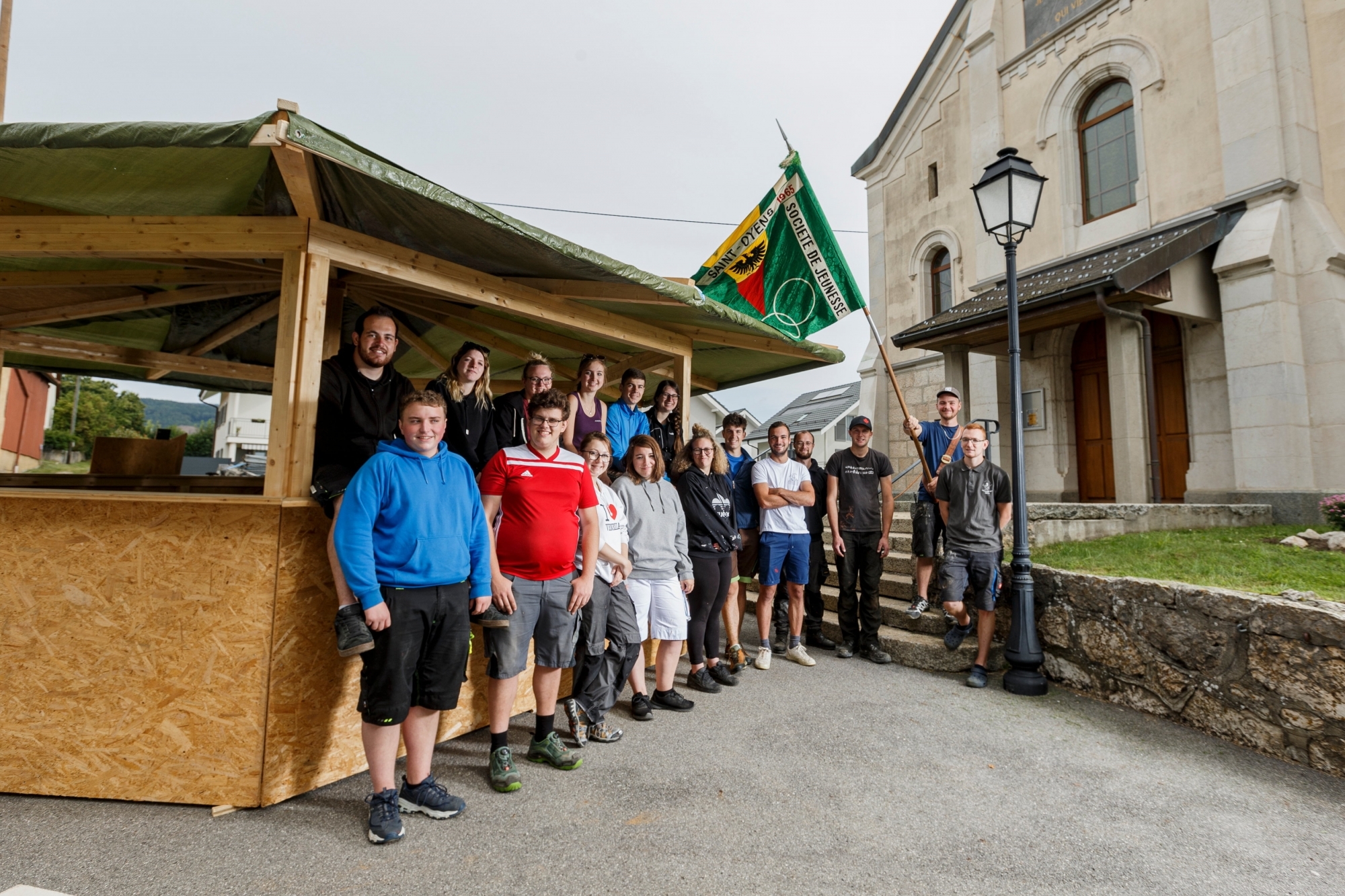 La Jeunesse de Saint-Oyens est en train d'aménager une place de fête pour célébrer ses 150 ans. Elle a construit pour l'occasion, notamment, une tonnelle.