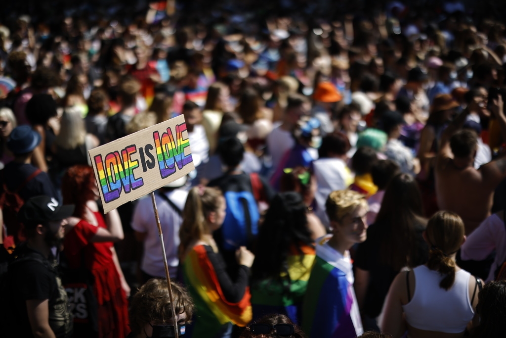 Quelque 20'000 personnes défilaient samedi après-midi lors de la Zurich Pride. Elles ont revendiqué haut et fort un "oui" au "Mariage pour tous" en votation le 26 septembre.