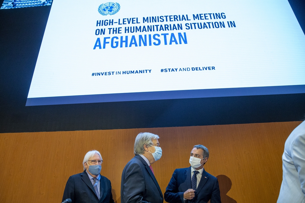 Martin Griffiths, à gauche, Secrétaire général adjoint aux affaires humanitaires et Coordonnateur des secours d'urgence, le Secrétaire général des Nations Unies Antonio Guterres, au centre et le Ministre suisse des Affaires étrangères Ignazio Cassis.