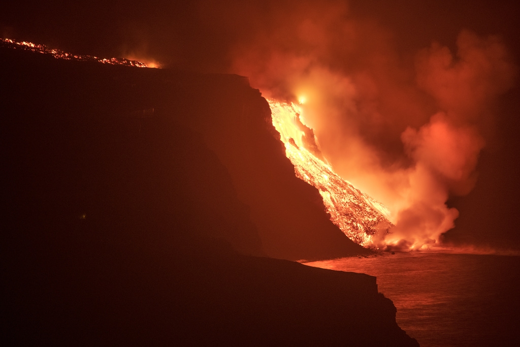 La lave du volcan a atteint la mer à Playa Nueva durant la nuit.
