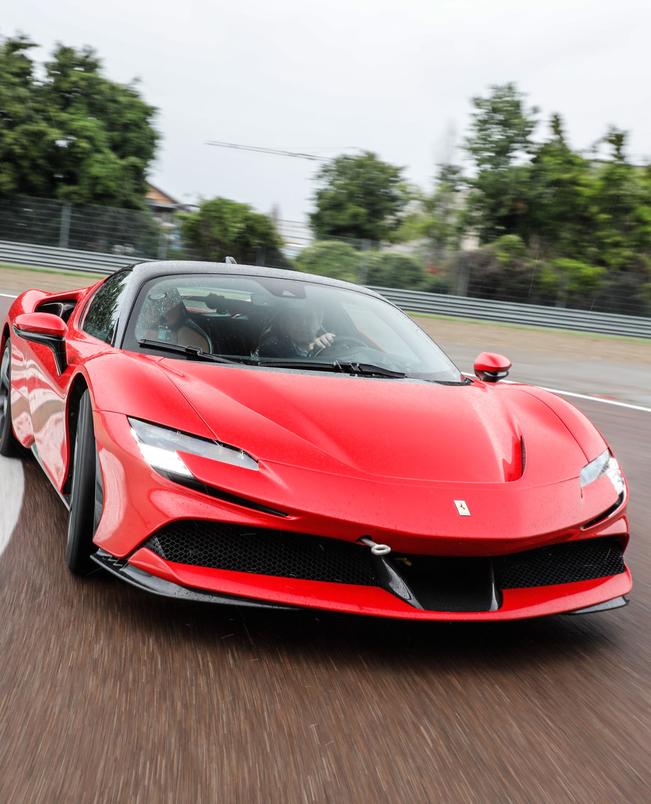 Pour son futur modèle tout électrique, Ferrari annonce des performances sportives exceptionnelles Ici, la première GT hybride rechargeable du groupe, la SF90 Stradale sortie en 2020.