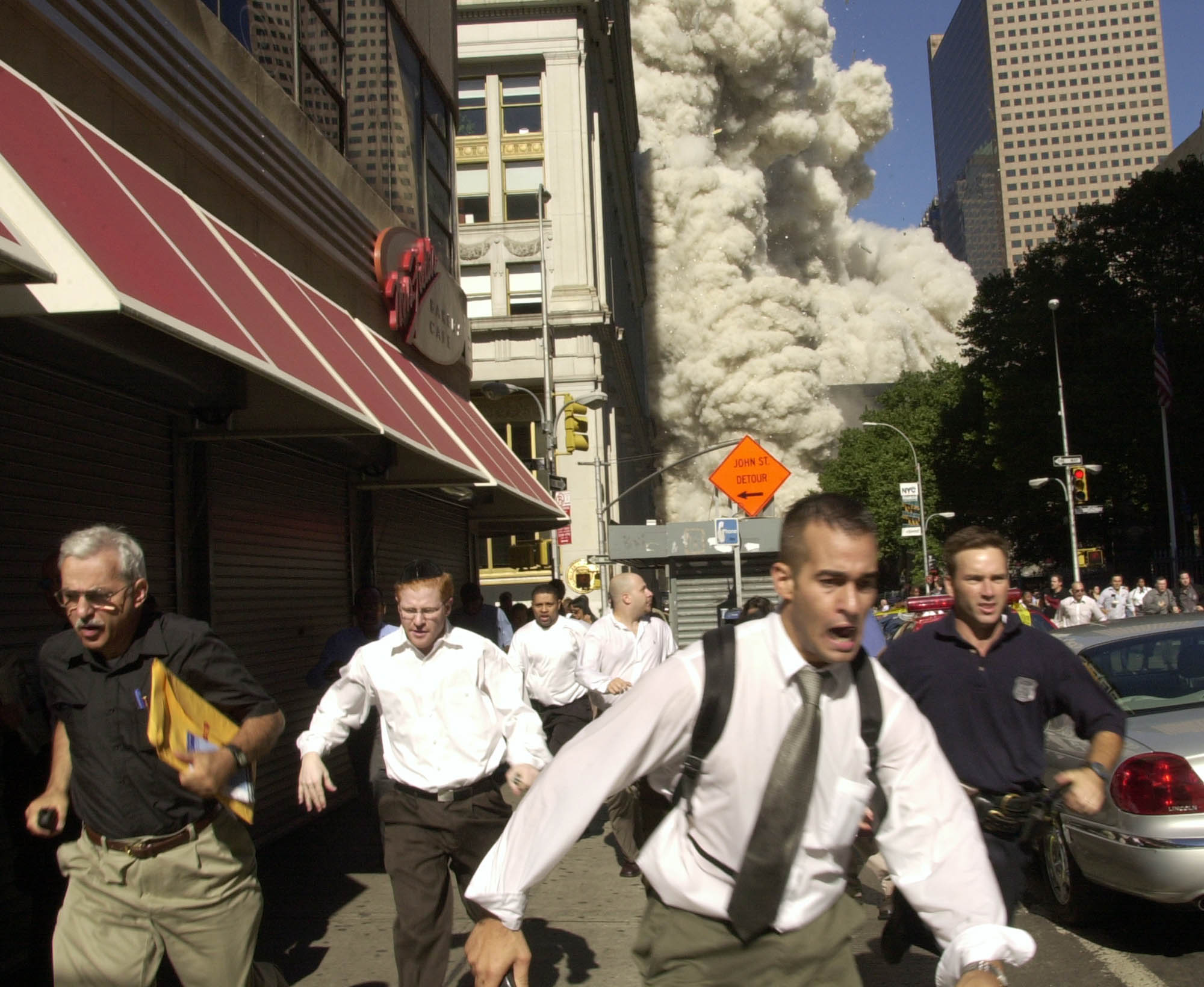 People run from the collapse of World Trade Center Tower Tuesday, September 11, 2001 in New York, USA. (KEYSTONE/AP Photo/Suzanne Plunkett)