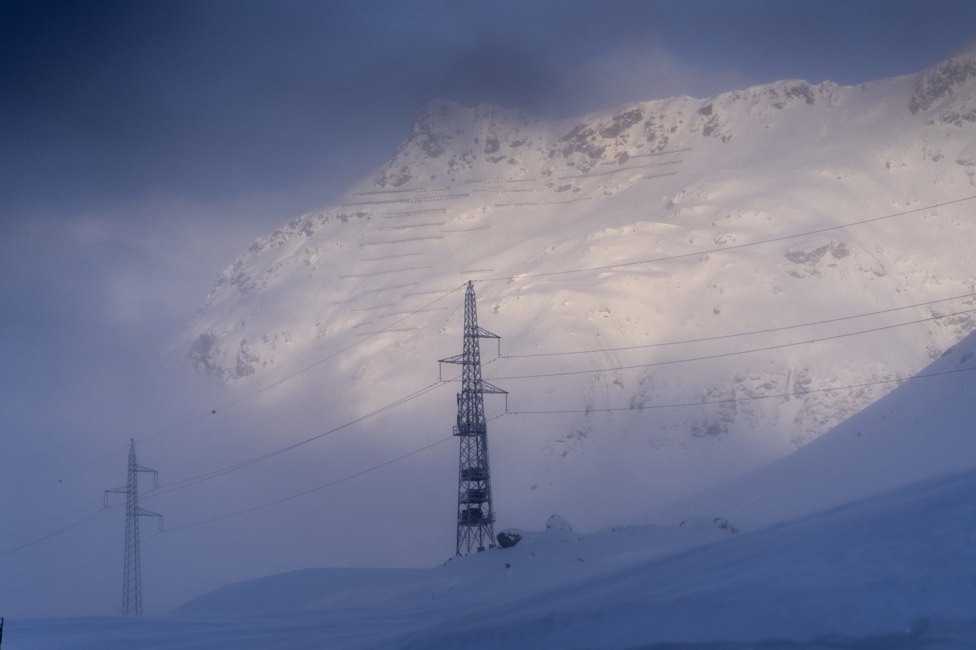 Hochspannungsleitung im Schnee bringen Strom ueber der Julierpass, fotografiert am 11. Februar 2021 auf dem Julierpass. (KEYSTONE/Gaetan Bally)