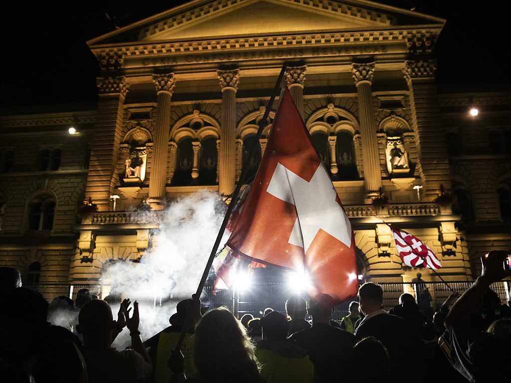 Une manifestation non autorisée contre les mesures a dégénéré jeudi soir à Berne.