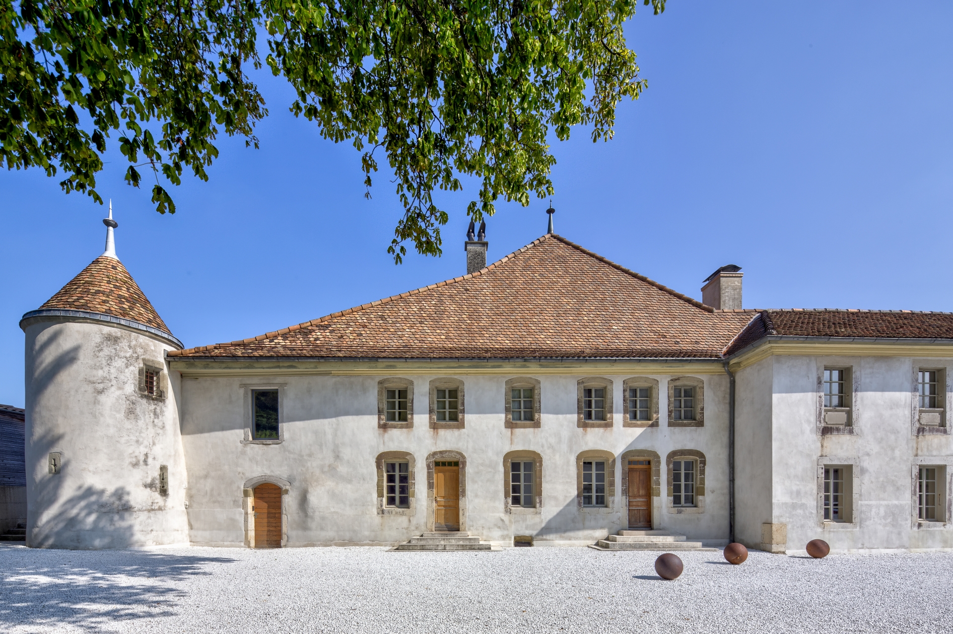 Le Château Le Rosey a été rénové durant sept ans par son actuel propriétaire, l'architecte Pierre Bouvier