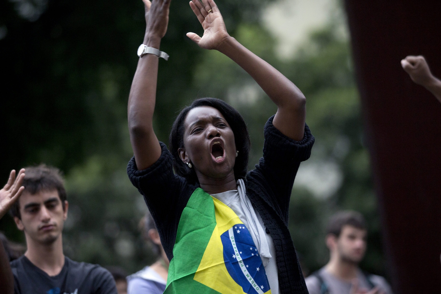Des manifestants ont déjà pris place près du stade de Macarana, au Brésil, en vue de la finale de la Coupe des Confédérations. 