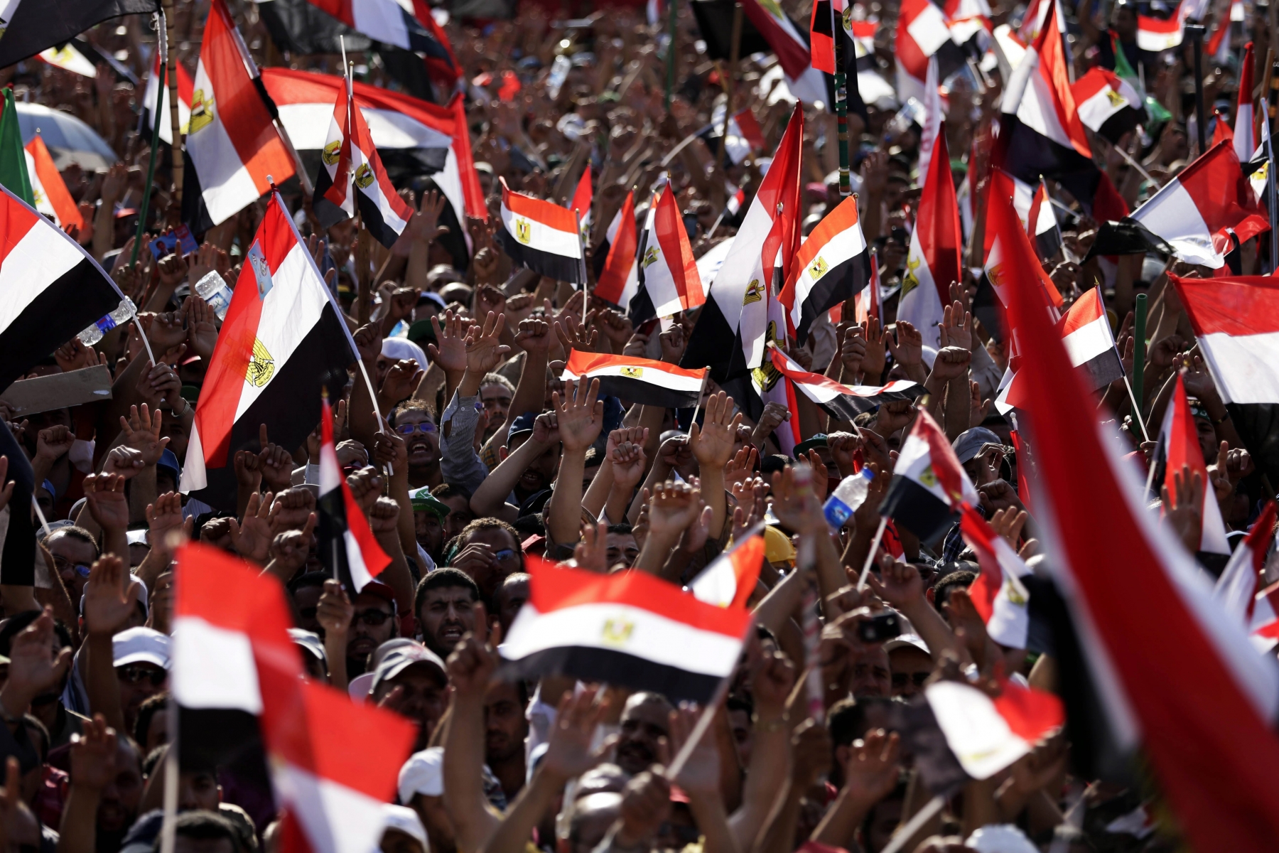 Un après l'arrivée au pouvoir de Mohamed Morsi, l'Egypte est divisée entre opposants et adhérents au dirigeant égyptien.  