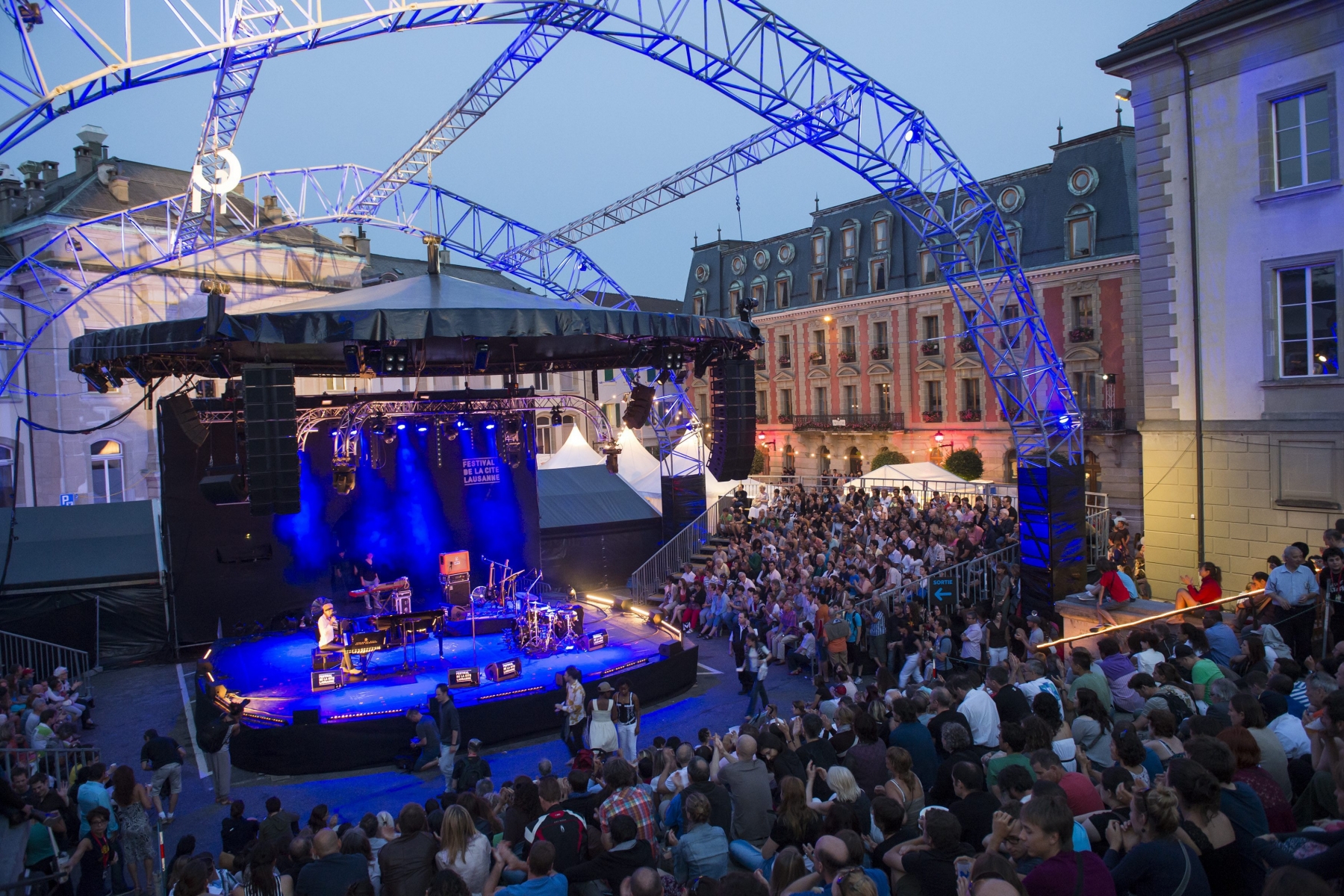 Des personnes ecoutent le concert de la chanteuse francaise Maissiat sur la place du Chateau lors du Festival de la Cite ce jeudi 11 juillet 2013 a Lausanne. (KEYSTONE/Jean-Christophe Bott)