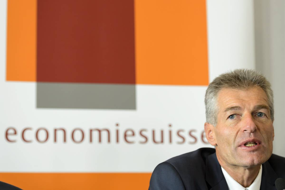 Heinz Karrer, le nouveau président d'economiesuisse, parle lors d'une conférence de presse ce vendredi.