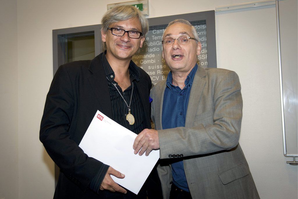 Remise du prix Jean Dumur au journaliste du Matin Ludovic Rocchi pour sa couverture de l'"affaire Hainard". Ludovic Rocchi recoit le prix des mains de Gilles Pache, membre du jury du Prix Dumur a Lausanne, ce vendredi, 17 novembre 2010. (LE MATIN/Laurent Crottet) *** NO SALES, DARF NUR MIT VOLLSTAENDIGER QUELLENANGABE VERWENDET WERDEN ***