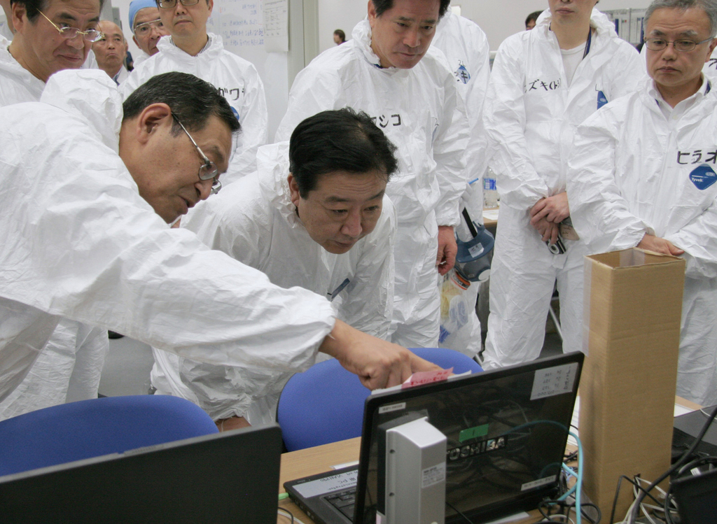 Le Premier ministre Yoshihiko Noda, au centre, à l'écoute de Masao Yoshida, directeur de la centrale nucléaire de Fukushima.