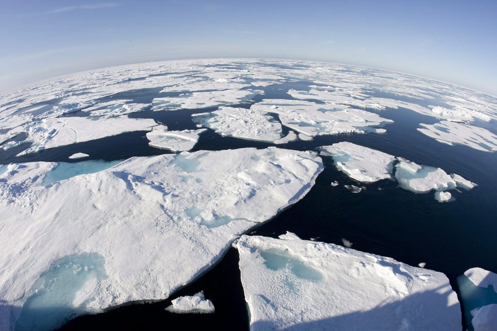 La fonte des glaces permet le passage des navires au nord de la Sibérie durant l'été.