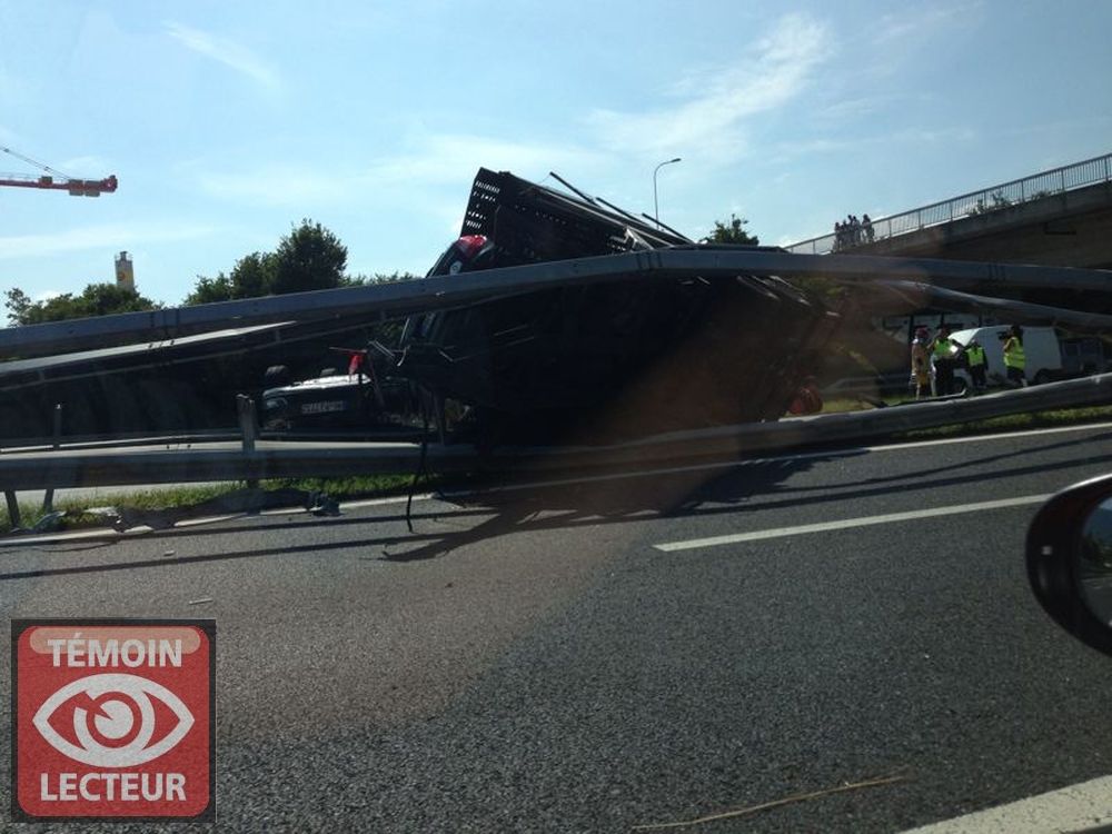 Le poids lourd s'est renversé sur la glissière de sécurité.