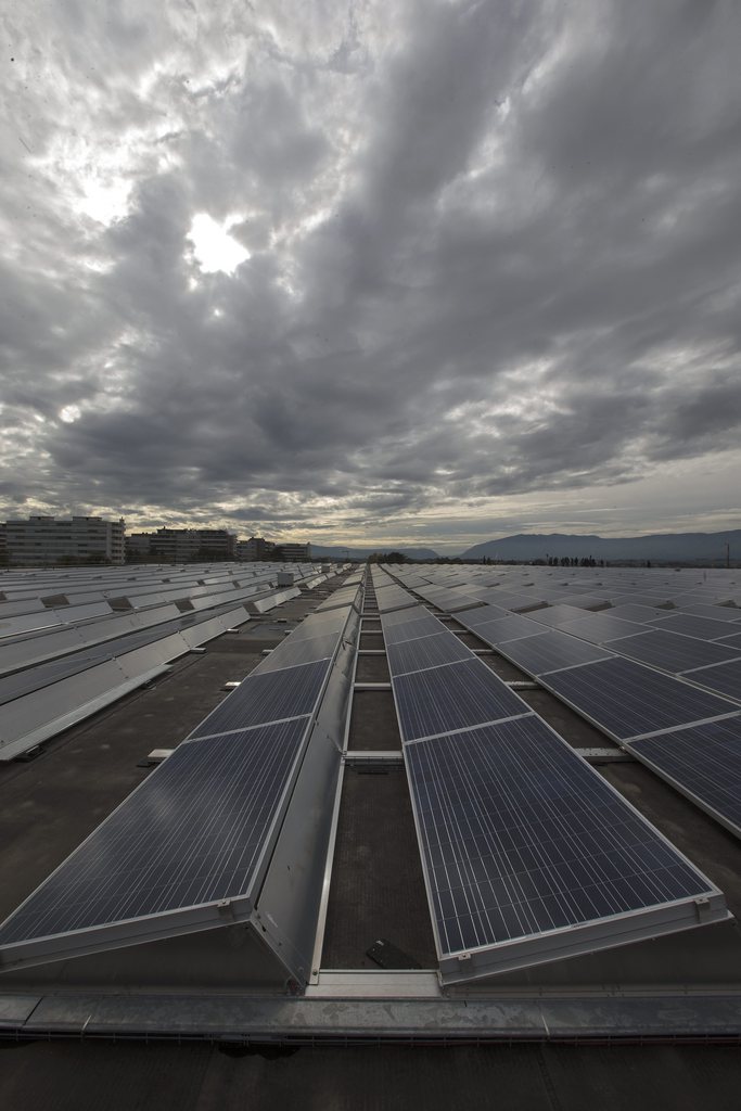 Avec 15'000 panneaux photovoltaïques (45'000 m2) posés sur son toit, Palexpo à Genève est la plus grande ferme solaire de Suisse.