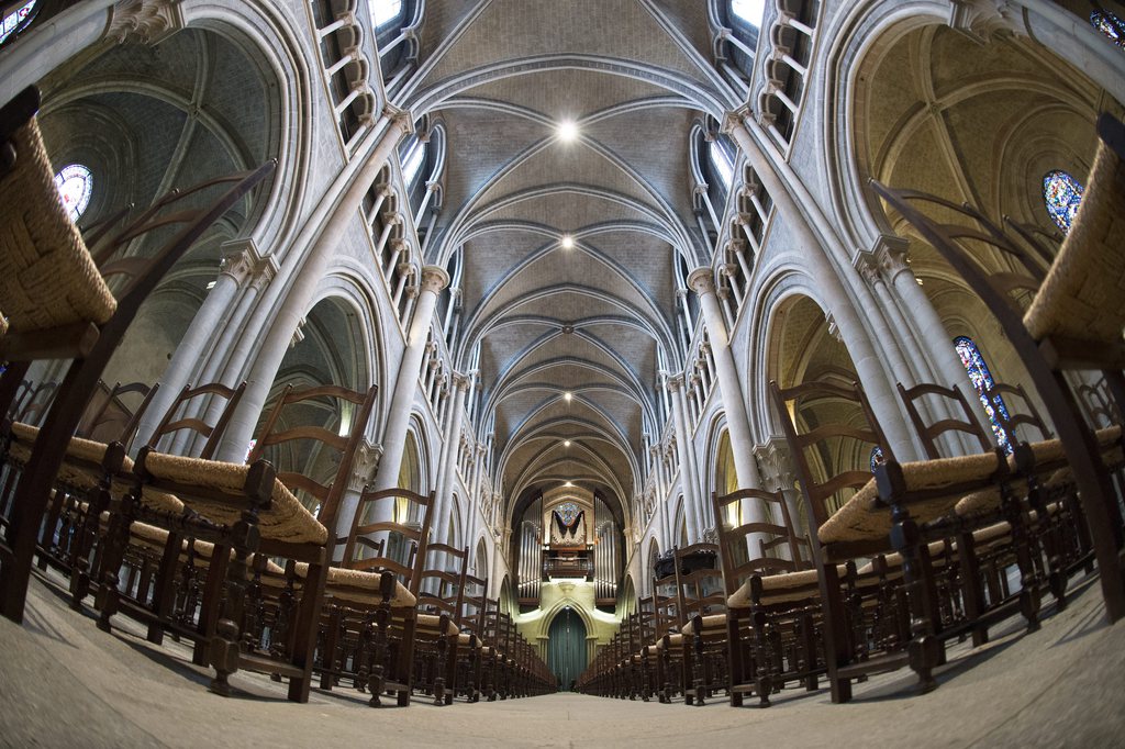 L'interieur de la cathedrale de Lausanne est photographie lors de la presentation a la presse du livre "La cathedrale Notre-Dame de Lausanne" ce lundi 26 novembre 2012 a Lausanne. (KEYSTONE/Jean-Christophe Bott)