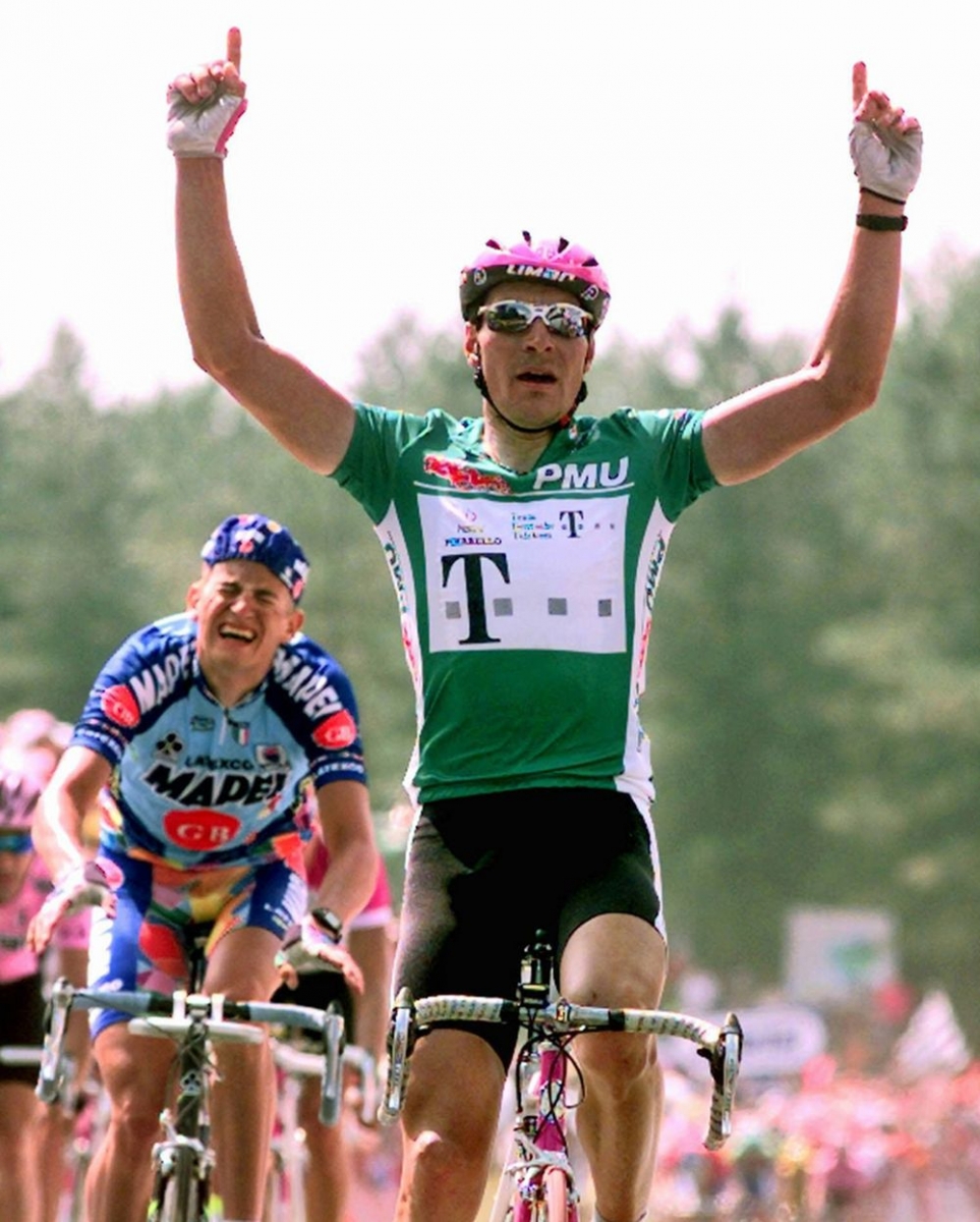 En juillet 1997, l'Allemand Erik Zabel franchit la ligne d'arrivée du Tour de France devant le Belge Franck Vandenbroucke. Erik Zabel a avoué s'être dopé dimanche.