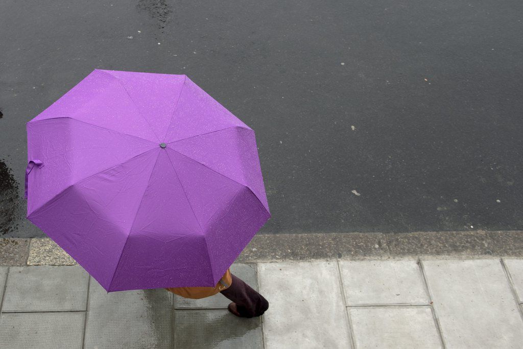 Une personne abritee de son parapluie, marche sous la pluie, ce jeudi 16 mai 2013 a Geneve. (KEYSTONE/Martial Trezzini)