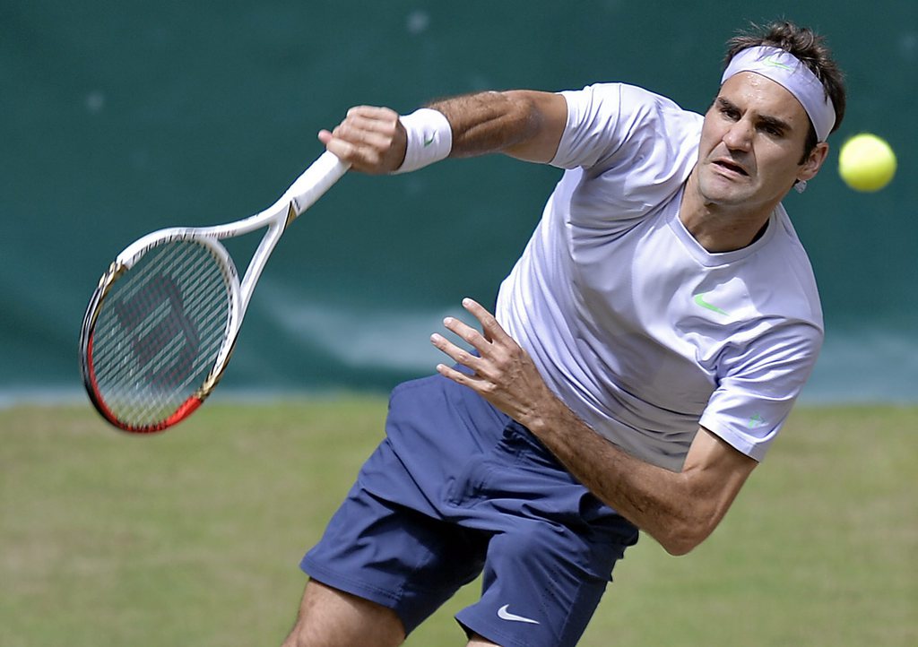 Switzerland's Roger Federer  serves  the ball to  Mikhail Youzhny of Russia  during  the final of the  ATP Gerry Weber Open tennis tournament  in Halle , Westphalia, Germany, Sunday, June 16, 2013. (AP Photo/Martin Meissner)