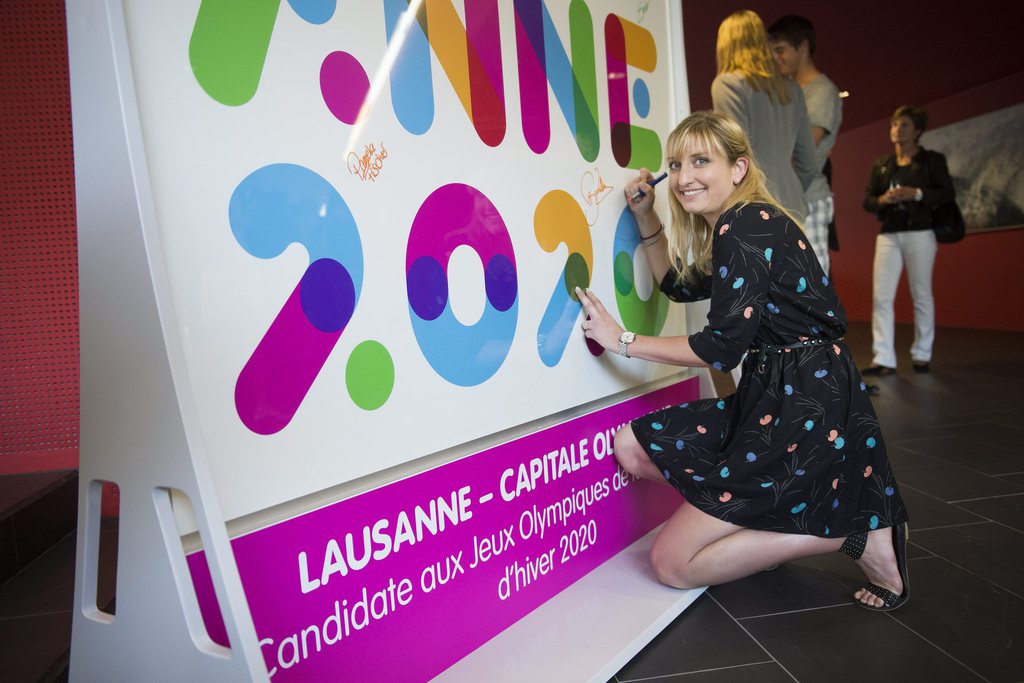 Timea Bacsinszky, championne de tennis, signe "le mur de soutient" après une conférence de presse pour le lancement de la candidature de Lausanne aux Jeux Olympiques de la jeunesse d'hiver en juin. 