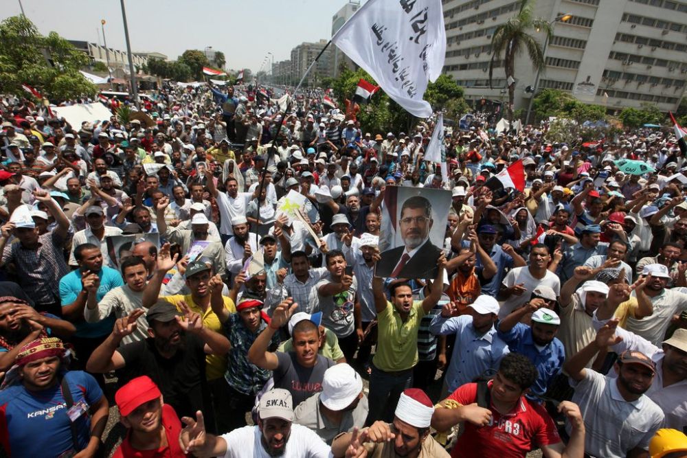 Les partisans du régime de Mohamed Morsi se sont rassemblés dans la rue pour montrer leur colère face aux dirigeants de l'armée égyptienne. 