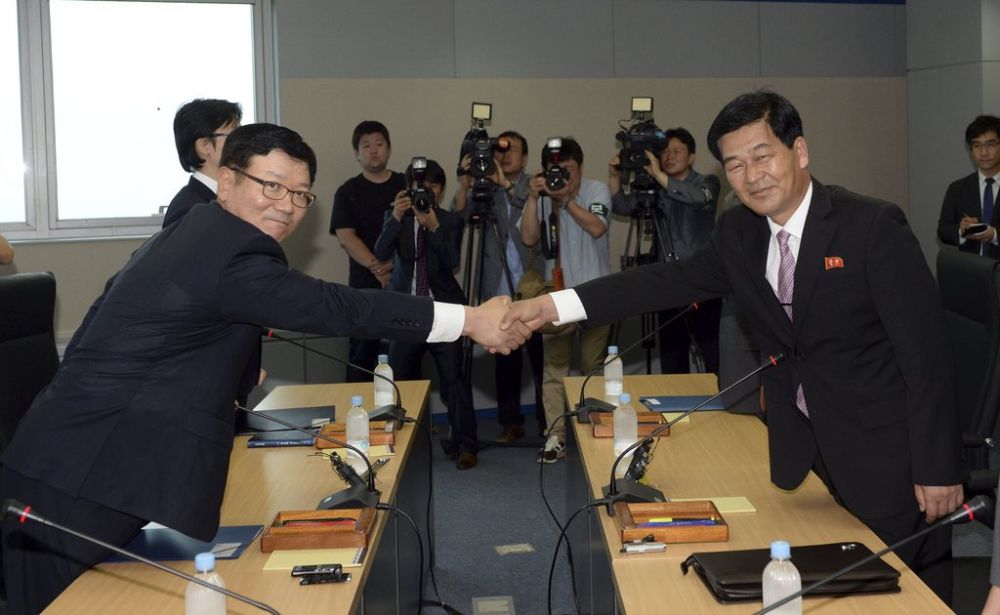 Suh Ho, the head of South Korea's working-level delegation, left, shakes hands with his North Korean counterpart Park Chol Su, right, before their meeting at Kaesong Industrial District Management Committee in Kaesong, North Korea, Wednesday, July 10, 2013. They met to discuss how to restart a shuttered factory complex that had been run by both Koreas until its shutdown in April. (AP Photo/Korea Pool vis Yonhap) KOREA OUT
